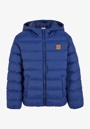 Veste doudoune bleu marine avec fermeture éclair à l'avant, capuche et motif matelassé horizontal. Elle comprend des poches latérales et un écusson logo beige sur la poitrine.