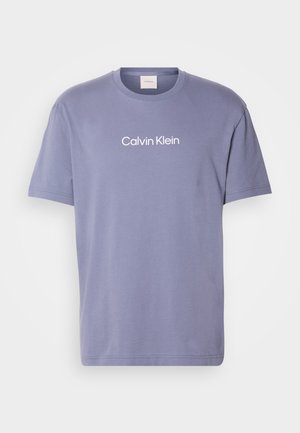 Paarse katoenen t-shirt met korte mouwen en een ronde hals; versierd met "Calvin Klein" in witte letters over de borst.