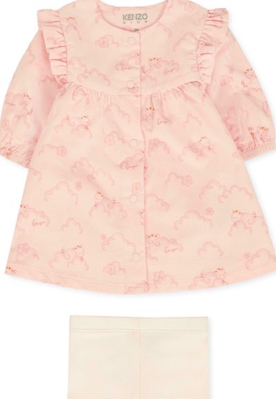 Abito in velluto a coste rosa con motivo nuvole e gatti, maniche arricciate, chiusura anteriore a bottoni completa e leggings beige coordinati.