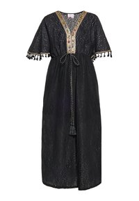 Rochie maxi neagră cu mâneci scurte, având un decolteu în V decorat cu broderie colorată și ciucuri, precum și o talie strânsă printr-un șnur.