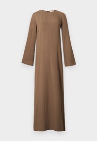 Longue robe marron avec de longues manches larges et un col rond, suspendue sur un fond clair uni.
