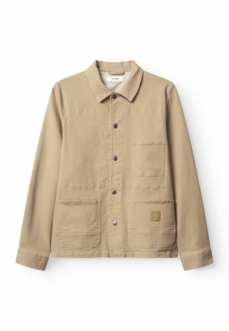 Beige lærredsjakke med krave, frontknaplukning, to store forlommer og en lille logopatch på den nederste lomme.