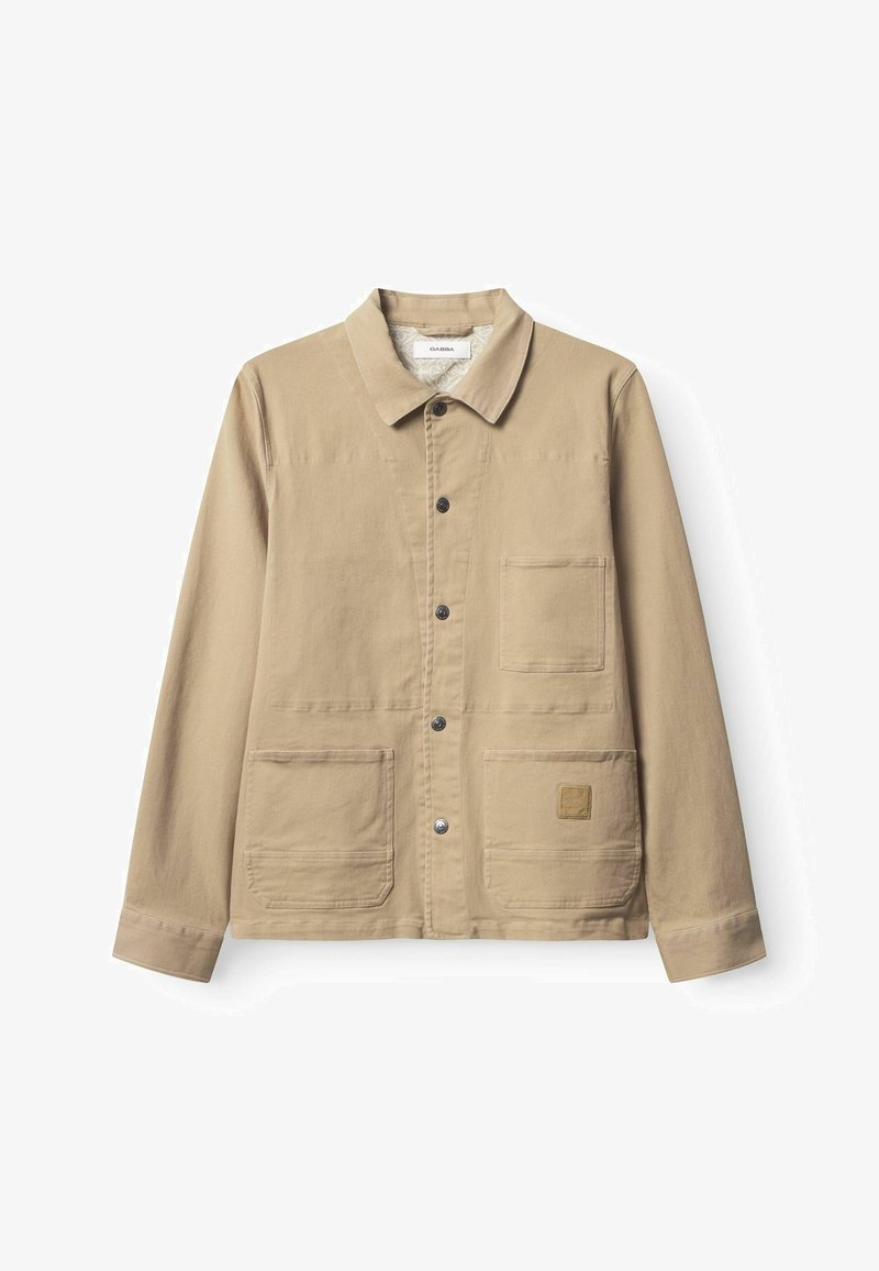 Beige lærredsjakke med krave, frontknaplukning, to store forlommer og en lille logopatch på den nederste lomme.