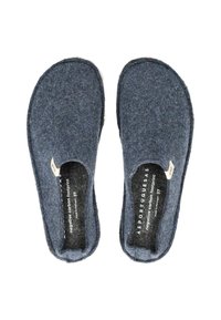 Vlněné pantofle v tmavě modré barvě s hladkým povrchem. Zaoblená špička, nazouvací design s malou etiketou uvádějící velikost a uhlíkovou stopu.