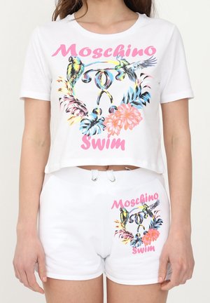 Biały bawełniany krótki t-shirt i szorty z kolorowymi grafikami papug oraz tropikalnymi kwiatowymi wzorami. Z akcentem w postaci sznurka i logo.