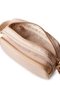 Sac beige texturé avec deux compartiments zippés, quincaillerie dorée et doublure intérieure à motifs. Dispose d'une surface extérieure douce et lisse.