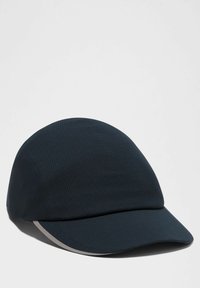 Mörkblå keps med en slät yta, strukturerad form och en böjd skärm. Har en mönstrad yta och en subtil reflekterande detalj.