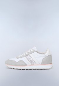 Biało-szary sneaker z różowym wykończeniem, zamszowymi akcentami i tekstem logo po boku, widziany z zewnętrznej strony.