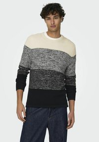 Maglione a girocollo lavorato a maglia con strisce orizzontali in crema, grigio e nero. Polsini e orlo a coste, texture morbida e vestibilità rilassata.