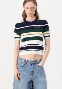 Camicetta corta a maniche corte a righe blu navy, verde, bianco e giallo; presenta un collo a costine e un piccolo logo sul petto.