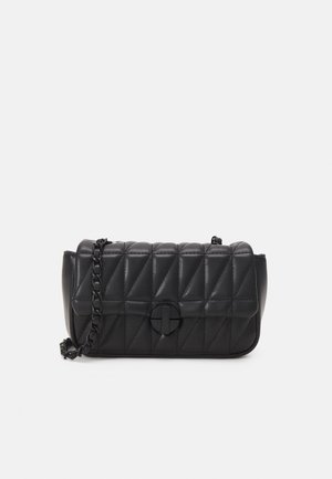 Zwarte doorgestikte leren crossbodytas met diagonale stiksels, een kettingriem en een ronde draaiversluiting.