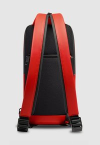 Zaino rosso e nero con spallacci imbottiti e regolabili, pannello posteriore texturizzato e scomparto anteriore con cerniera. Design lineare con dettagli in metallo.