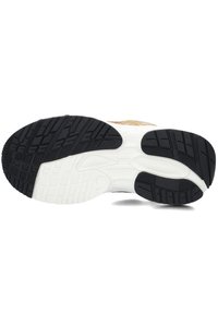 Sportieve schoenzool met een zwart rubberen profiel, voorzien van een witte middenzool en gouden accenten, textuur voor grip en stabiliteit.