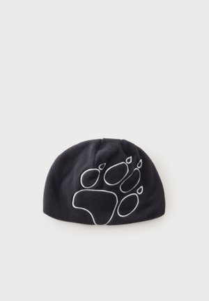Sort fleece beanie med stort hvidt omrids af en pote på forsiden, lagt fladt på en lysegrå baggrund.