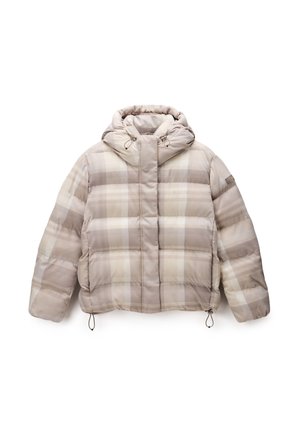 Puff jakke i beige og lys brun ternet mønster, med hætte, elastiske snore og et cropped design med en quiltet tekstur.