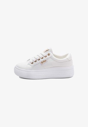 Sneaker bianca low-top con suola spessa, lacci bianchi, occhielli dorati e marchio "Lee Cooper" sul lato e sulla linguetta.