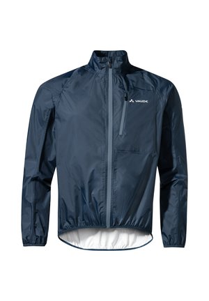 Veste légère bleu marine avec une poche zippée sur le devant, taille élastique et tissu lisse, résistant à l'eau. Logo affiché sur la poitrine.