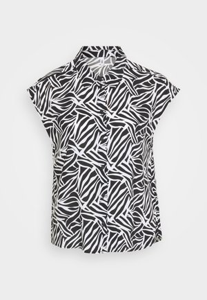 Rövid ujjú fekete-fehér blúz, amely áramló absztrakt zebra mintával készült, gallérral és elöl gombos záródással. Simább anyagtextúra.