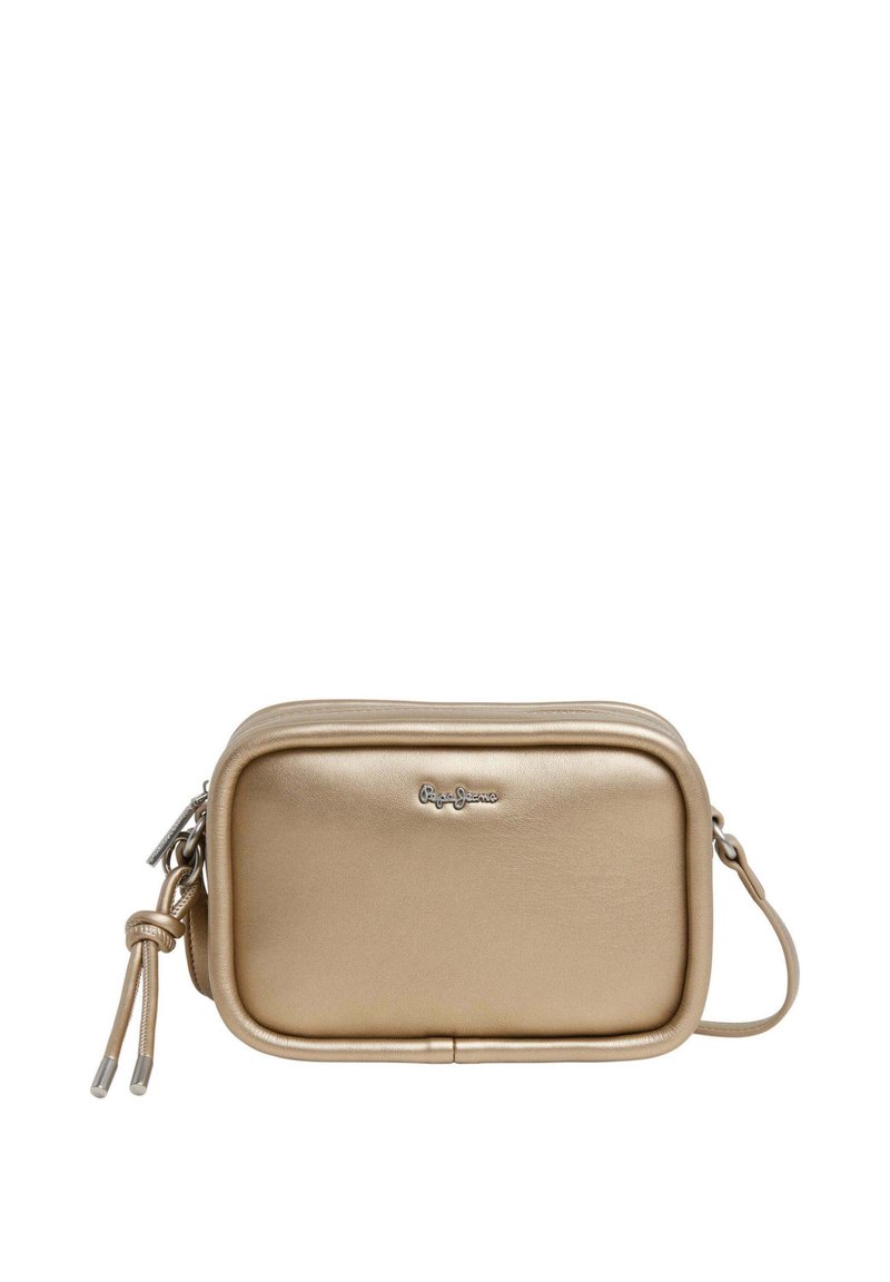 Zlatna metalik crossbody torba pravokutnog oblika, glatke teksture, sa zatvaračem na patentni zatvarač i logotipom na prednjoj strani. Uključena je podesiva traka.