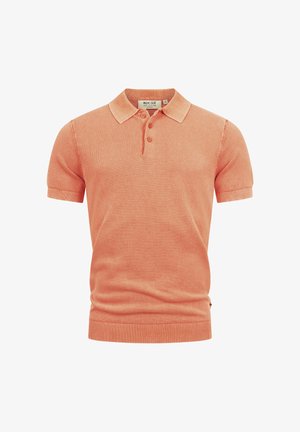 Rövid ujjú lazacszínű galléros póló texturált kötött anyaggal, háromgombos sliccel, bordázott ujjakkal és szegéllyel.
