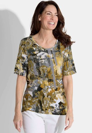 Haut à manches courtes fabriqué en matériaux mixtes, avec un motif cachemire multicolore en jaune, gris et noir et un col rond.