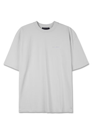 Lys grå kortærmet t-shirt lavet af bomuld. Har en rund halsudskæring og subtil prægning af tekst på forsiden. Standard pasform og glat tekstur.