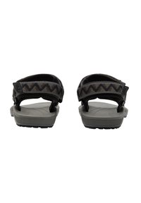 Sorte sandaler med justerbare stropper som har et sikksakkmønster, en grå gummisåle med teksturert grep, og et enkelt, åpent design.
