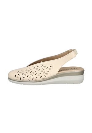 Zapato slingback de cuero beige con patrones florales recortados, plantilla acolchada y suela de goma blanca con un pequeño tacón cuña.