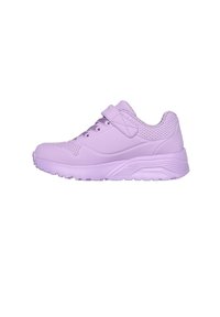 Lila sneaker sima szintetikus felsőrésszel, perforált díszítésekkel, fűzővel és tépőzárral, valamint texturált gumitalppal a jobb tapadás érdekében.