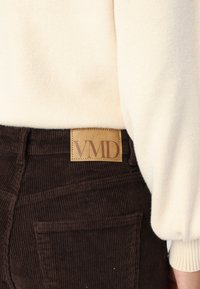 Vero Moda Petite VMTESSA PANTS - Auduma bikses - chocolate torte