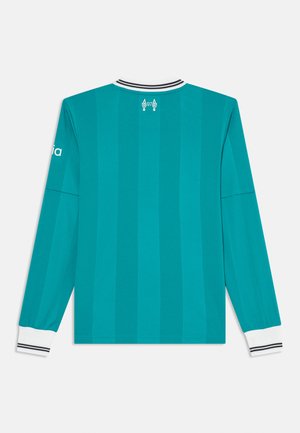 Jersey de manga larga en color verde azulado con un patrón a rayas, que presenta un cuello y puños de canalé en negro y blanco. Detalles de logo y número en la parte posterior.