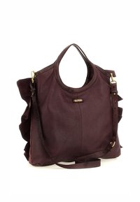 Borsa in pelle bordeaux con parte superiore arrotondata, dettagli arricciati ai lati e tracolla staccabile. Presenta accessori in metallo color oro e dettagli cuciti.