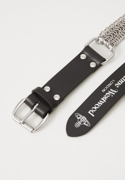 Schwarzer Leder Gürtel mit silbernen Beschlägen, ausgestattet mit einer Schnalle, metallischen Akzenten und einem Ketten-Detail. Enthält ein Etikett mit der Aufschrift "Wesleywood London."