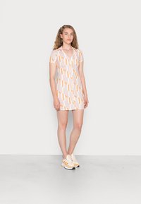 Vestido de manga curta, com colarinho, em rosa claro com riscas diagonais em tons de laranja e branco; apresenta botões na parte da frente.