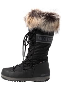 Zwarte waterdichte Moon Boot met een gestructureerde stof bovenkant en nep-bontafwerking aan de bovenkant, met veters en een gevoerde zool voor comfort.