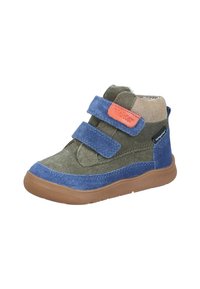 Klettsneaker aus grünem und blauem Wildleder, mit einem beigefarbenen Fersenbereich, Gummisohle und einem orangefarbenen Akzentetikett. Abgerundete Zehenpartie.