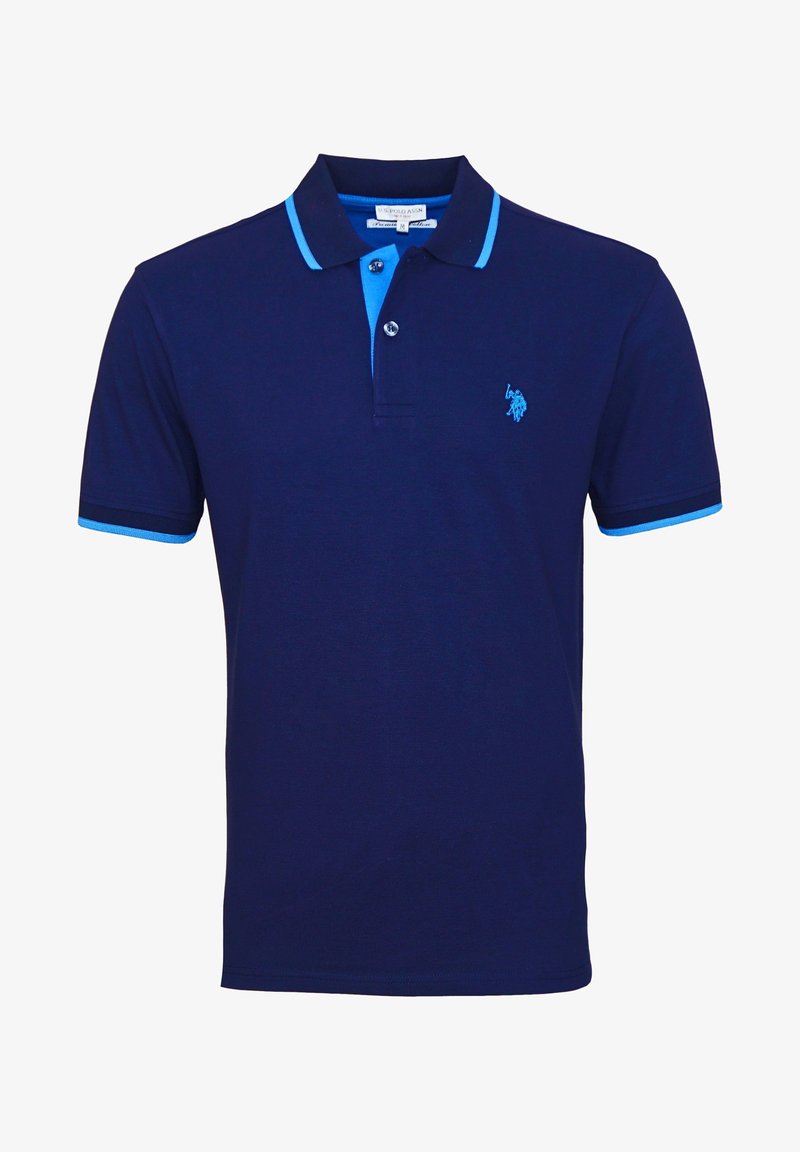 Polo bleu marine avec bordure bleu clair au niveau du col et des manches, patte de boutonnage à deux boutons, et petit logo brodé bleu clair sur la poitrine.