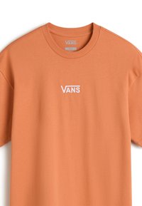 Pomarańczowa bawełniana koszulka z okrągłym dekoltem i krótkimi rękawami. Z przodu znajduje się małe białe haftowane logo "VANS".