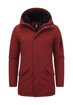 Rode winterjas met capuchon, knoop- en ritssluiting, klepzakken en zwarte binnenvoering.
