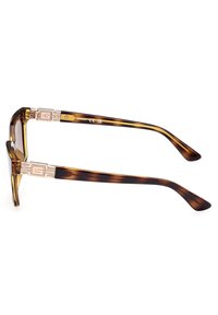Gafas de sol de carey con detalles en metal dorado. Las varillas presentan un diseño geométrico cerca de las bisagras, mejorando la estructura general.