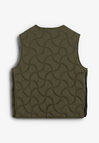 Chaleco acolchado verde oliva con un patrón de olas, que presenta un cuello redondeado y sin mangas. Tejido suave y texturizado con un acabado cosido.