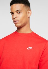 Nike Sportswear CRW - Felpa con cappuccio - university red/white