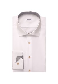 Camicia bianca con colletto strutturato, motivo a scacchi bianco e nero a contrasto all'interno, e bottoni dorati sul davanti e sui polsini.