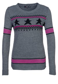 Šedý pletený svetr s dlouhými rukávy, kulatým výstřihem, černými hvězdami a růžovými vodorovnými pruhy přes hruď a lem.