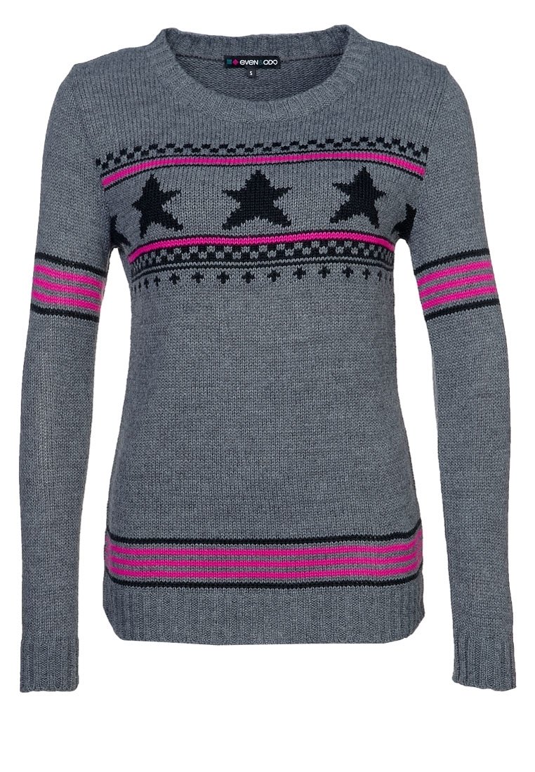 Šedý pletený svetr s dlouhými rukávy, kulatým výstřihem, černými hvězdami a růžovými vodorovnými pruhy přes hruď a lem.