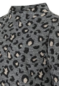 Graues Sweatshirt mit einem Leopardenmuster in Schwarz und Creme. Der Stoff wirkt weich, hat einen hohen Kragen und eine strukturierte Oberfläche.