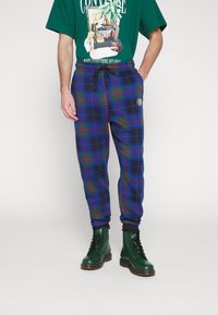 Jordan M J ESS HOL FLC PANT - Jogginghose - noble green