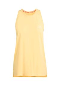 Camiseta sin mangas de color amarillo claro con cuello redondeado, con un detalle naranja en el cuello y un logo sutil en el lado izquierdo.