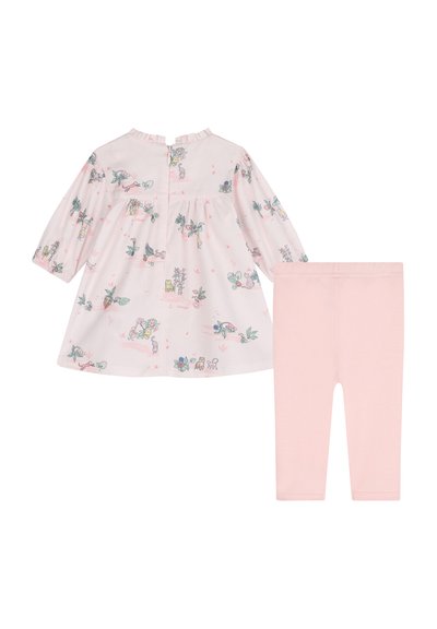 Ensemble deux pièces : haut rose clair avec imprimés floraux et animaliers, manches longues, encolure arrondie ; leggings roses assortis, tissu doux, taille élastique.