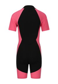 Wetsuit ajusté à manches courtes, noir avec des accents rose, fabriqué en matériau flexible, doté d'un col haut et de coutures lisses.